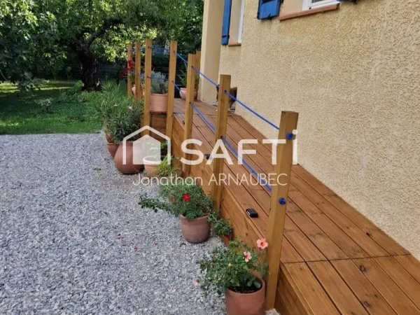 Villa de 2001 avec jardin arboré, garage et proximité des commodités.