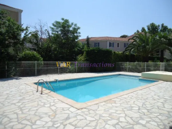 Appartement avec jardin et parking, résidence avec piscine proche de l'embarcadère