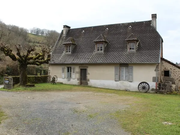Ensemble à rénover avec deux maisons, deux granges et terrai