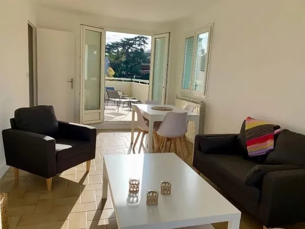 Trois pièces dans résidence avec terrasse de 10m², place de parking et local 2 roues