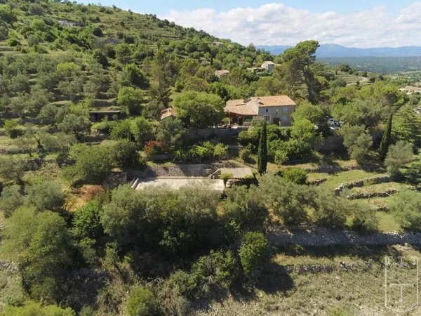 Maison en pierre avec vue