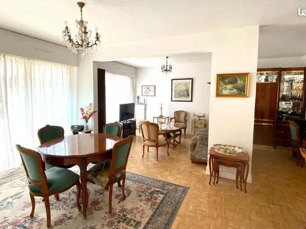 3 pièces avec balcon, 5ème étage ascenseur. Proche Coulée Verte et métros Montgallet / Reuilly-Dider