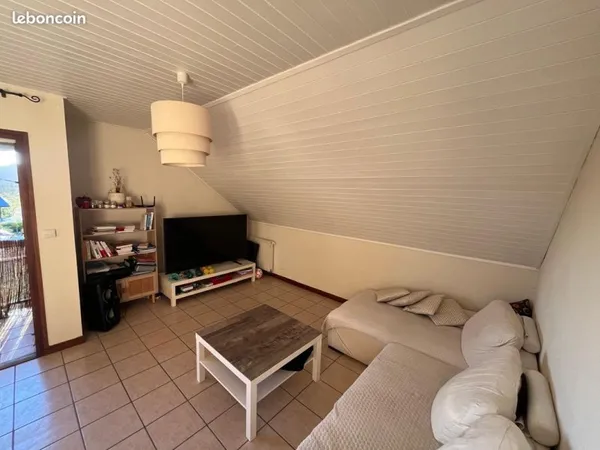 Appartement meublé 3 pièces - Dernier étage d'une maison - Entrée indépendante - Balcon avec vue dég