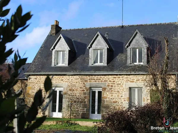 Corps de ferme sur 2 ha 52 à Ernée