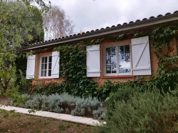 Belle maison de plain-pied de 125 m² sur un grand terrain arboré à Saint-Clar-de-Rivière (31600)