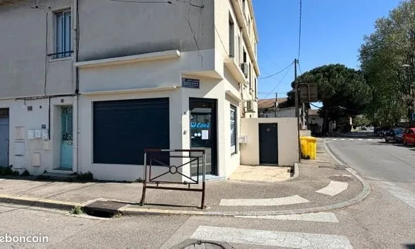 Local commercial d'angle - emplacement stratégique - avignon