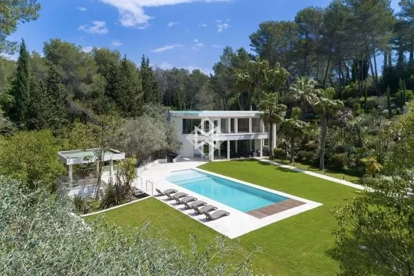 Villa contemporaine dans domaine prestigieux sur Mougins