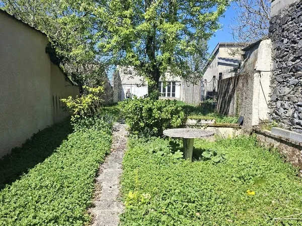 Maison de village avec grand garage et jardin