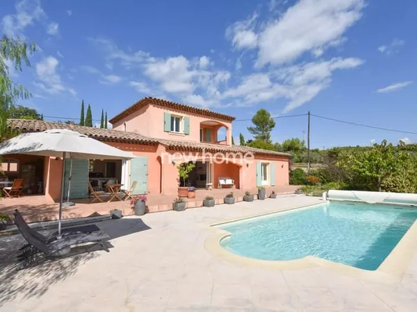 Proche de Lorgues, une villa provençale et lumineuse avec piscine et vue dégagée.
