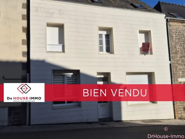 GORRON centre, immeuble composé d'une maison d'habitation, bureau, garage