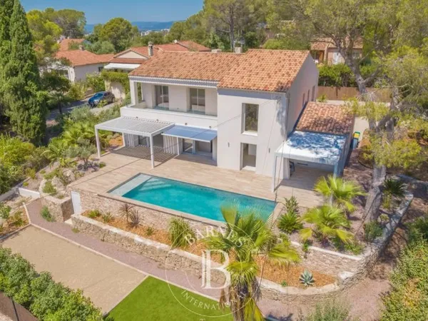 SAINT-RAPHAËL - VILLA NEUVE AVEC VUE DÉGAGÉE JUSQU'A LA MER