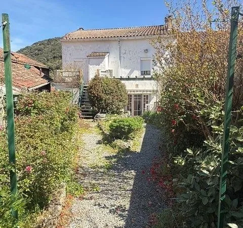 Maison de village avec jardin et garage