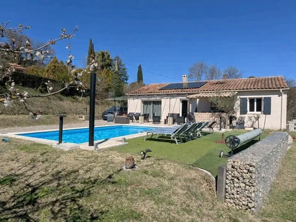 Salernes, maison de plain-pied 128 m², 6 pièces, piscine, proche du village.