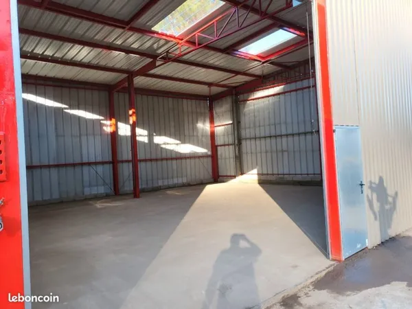 Loue bâtiment accès poids lourds