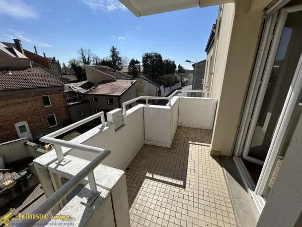Appartement T3 70m2 avec balcon, deux parkings et une cave