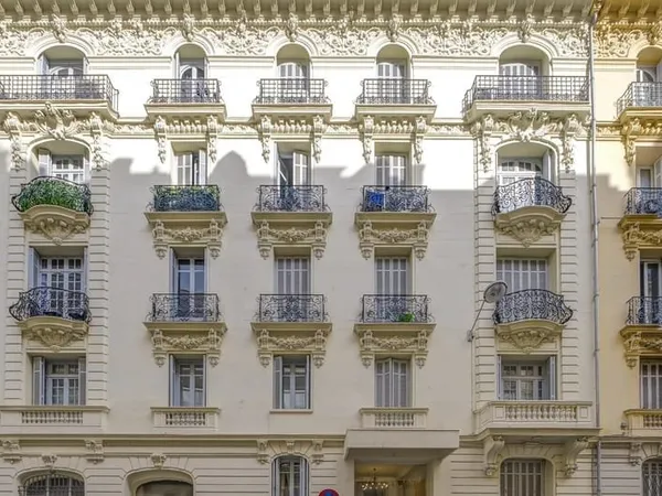 STUDIO - NICE/ CARRE D'OR DERNIER ETAGE ASCENSEUR
