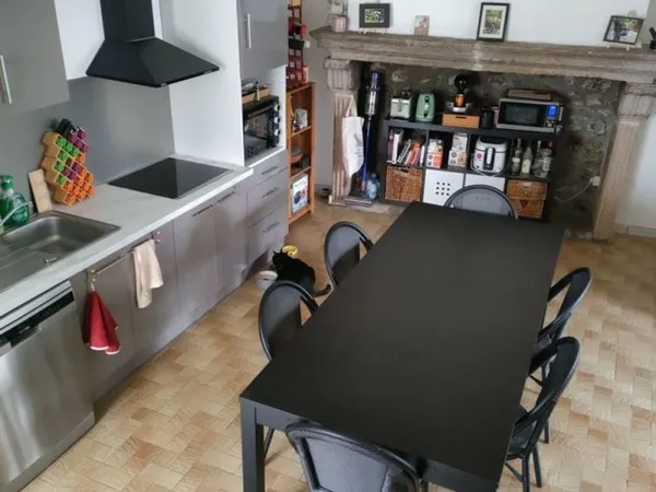 MAISON DE BOURG VALS PRES LE PUY TRÈS BON ÉTAT
