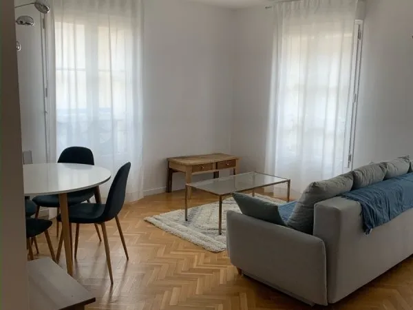 Loue bel appartement en réa de chaussée centre-ville de Rambouillet