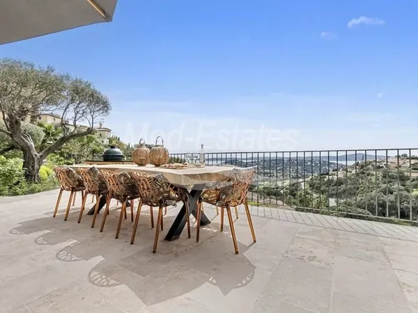 Splendide villa sur le terrain du golf offrant une vue mer imprenable