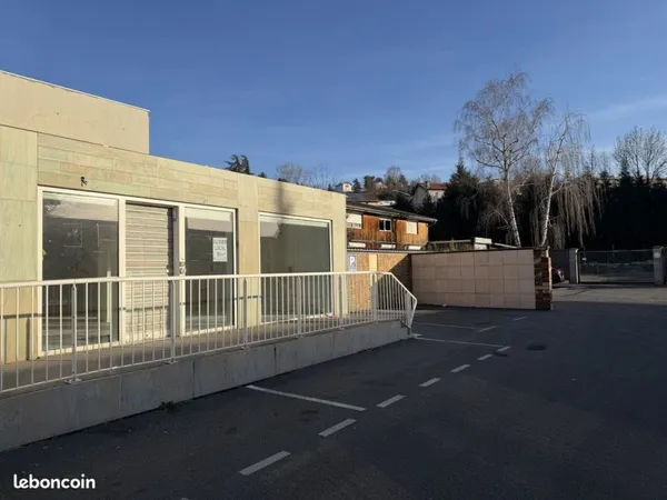 Superbe emplacement pour ce local commercial de 90m2 avec parking privé. Possibilité terrasse