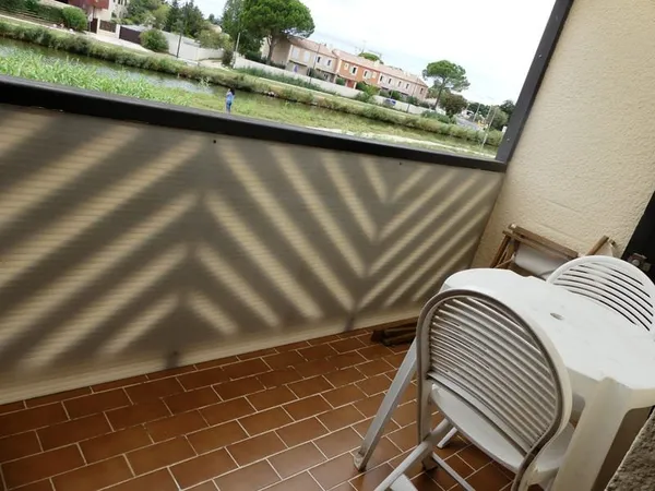 Studio avec terrasse au bord du canal à AIGUES MORTES