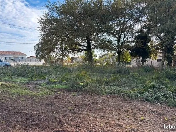 Terrain 3 800 m² Lagorce