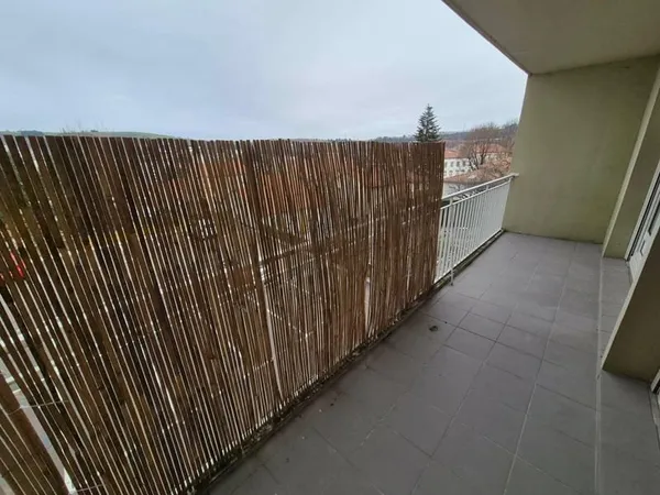 T4 entièrement rénové dans une petite copropriété. Balcon profitable carrelé