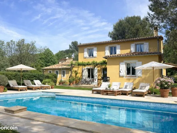 Maison T6 , terrain 1958 M² avec piscine