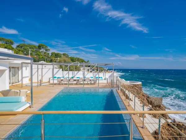 CAP D'ANTIBES MAISON 6 PIECES PIEDS DANS L'EAU