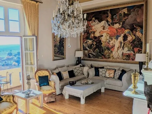 Château médiéval XII e Siecle rénové entre mer et Montagne