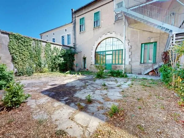 Immeuble / Maison de maître avec jardin et garage - Centre ville