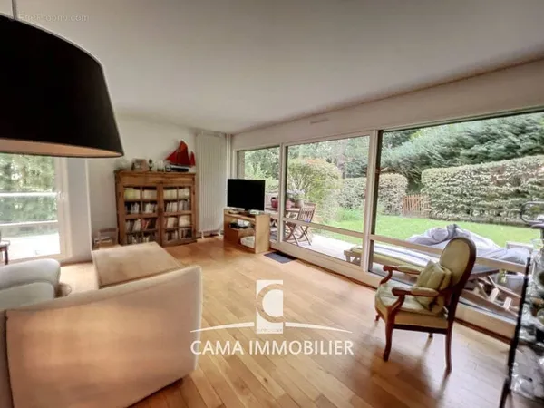 Très bel appartement RDJ , trois ou quatre chambres à Jouy-en-Josas avec un grand jardin.