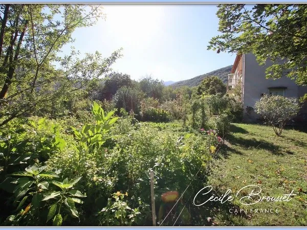 À Vendre : Belle villa des années 40 à Reynes - Opportunité rare avec 3 appartements et 3600 m² de t