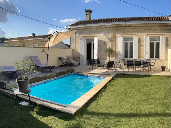 Maison en pierres avec piscine