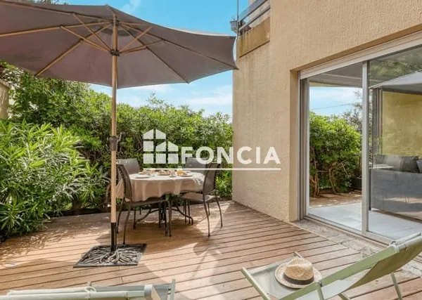 LE LAVANDOU - secteur LA FOSSETTE - Studio cabine avec spacieuse terrasse et parking
