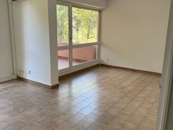 Loue T2 rue de Bugarel 49 M2 750 vue sur parc
