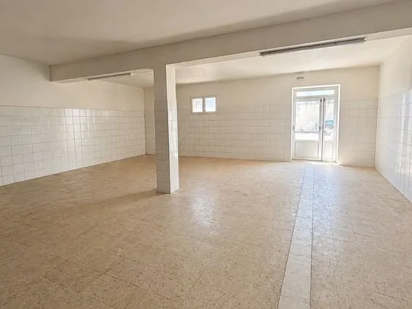 Vente local à usage commercial ou habitation de 150 m2 avec grand parking