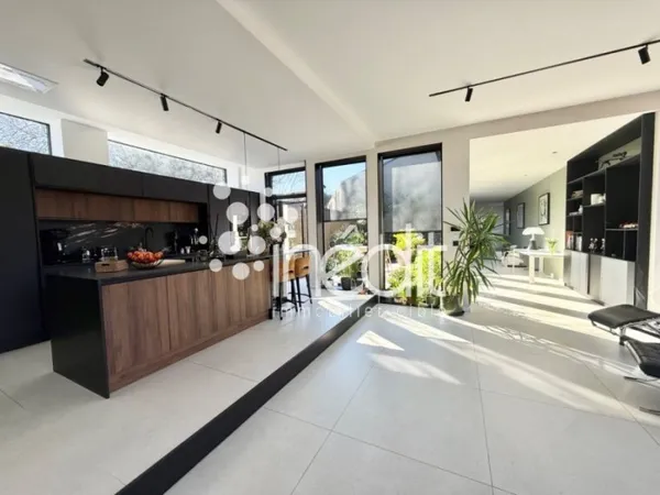 Maison 6 pièces 317 m²