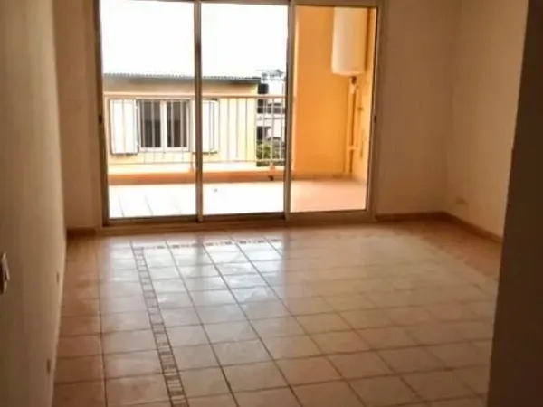 Location nue Apt 2 pièces face au lycée
