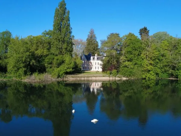 Très élégant Chateau de style neo renaissance, ses dépendances a