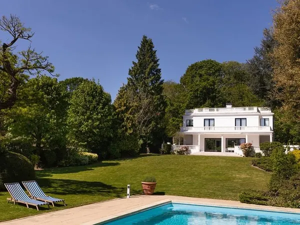 Propriété avec parc paysager et piscine