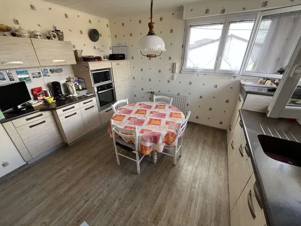 ref 88058 THOUARS Belle maison dans quartier calme TYPE 5 sur terrain de 524 M2