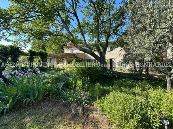 Maison 7 pièces 264 m²