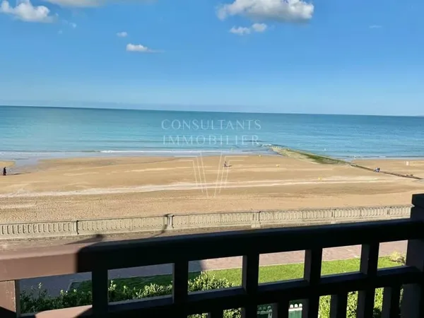 CABOURG - SUR LA PROMENADE MARCEL PROUST