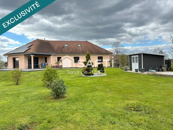 Maison contemporaine aux volumes généreux, à deux pas de Poligny