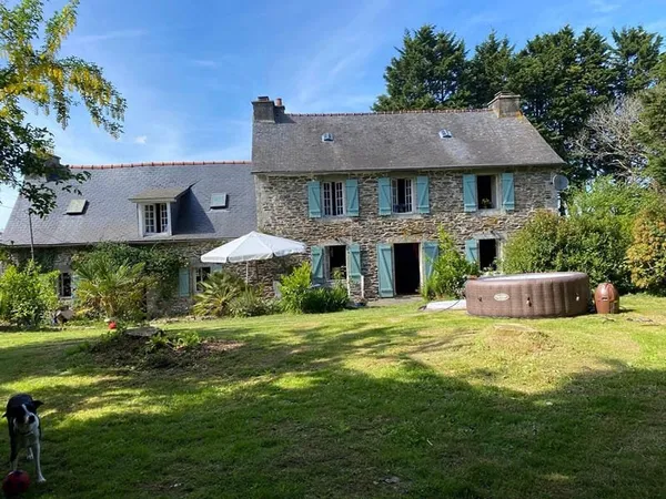 FINISTÈRE: Plonevez du Faou. Belle longère en pierre de 3 chambres, exposée sud, avec jardin de 2600