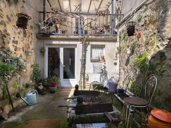 Maison de village avec cour intime et dépendance