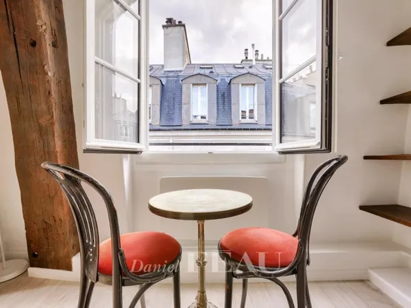 Paris 7 - studio - rue de Verneuil - dernier étage