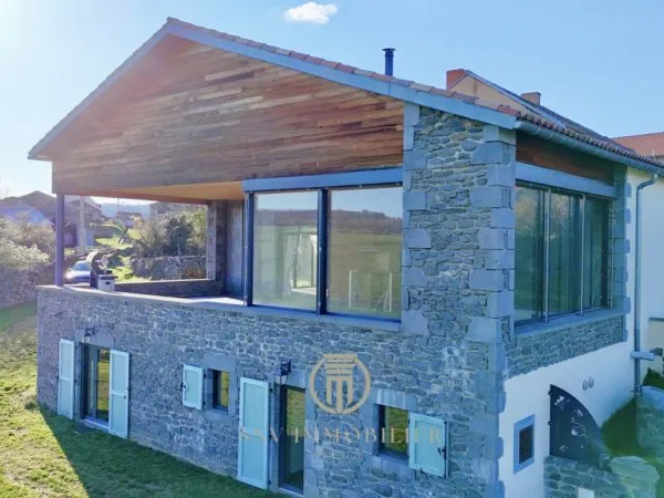 Maison style chalet en pierres avec vue panoramique sur les mont