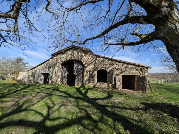 DAIGNAC Sur 2000m² Maison en pierre de 170 m² et garage 30m² 130000